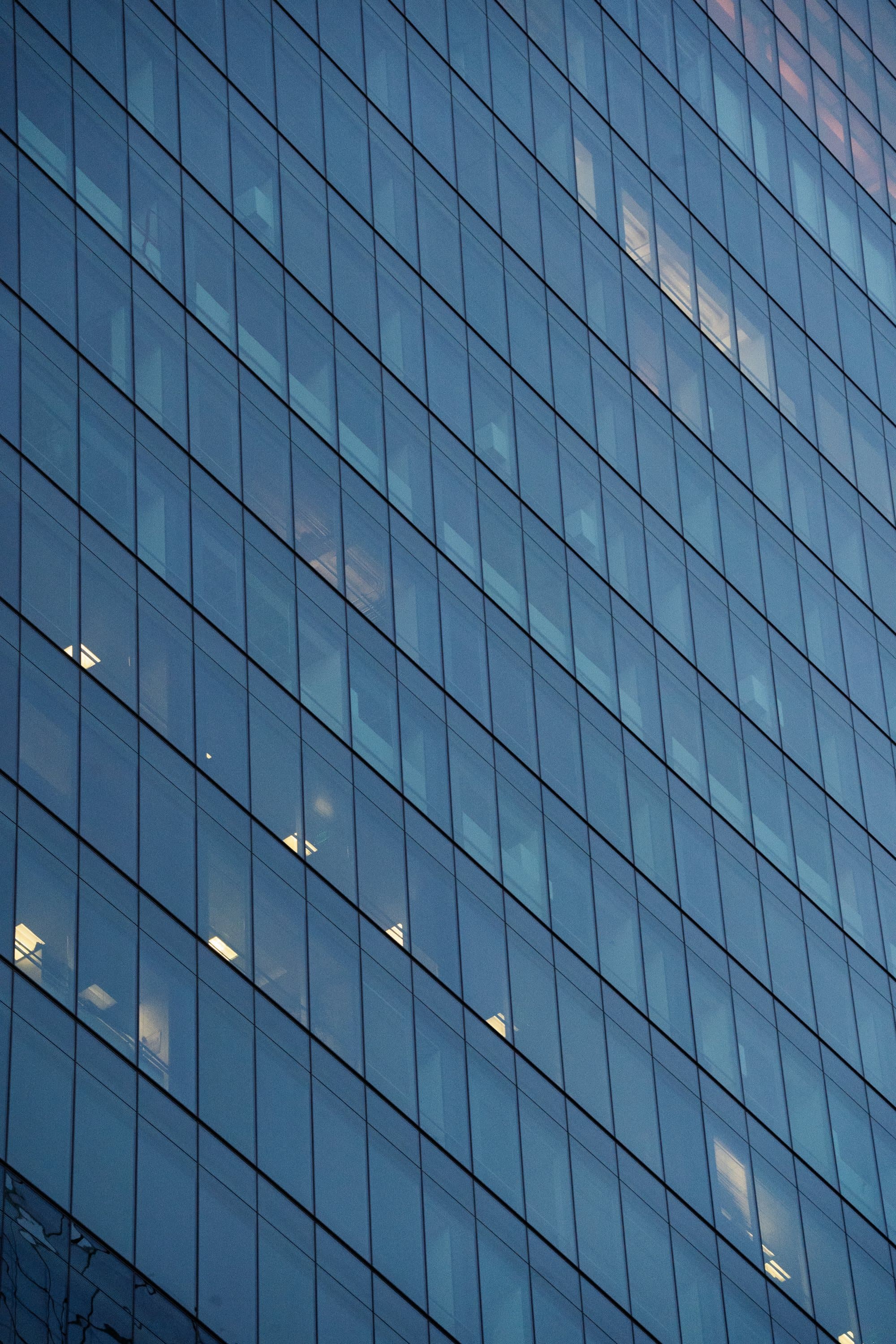 Fachada de arquitetura corporativa contemporânea ao entardecer